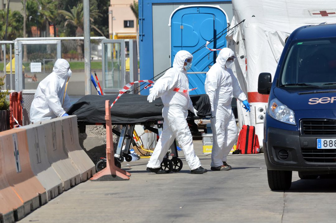 Personal de Salvamar Alpheratz trasladan a un migrante fallecido en una travesía en patera en el Puerto de los Cristianos, en Tenerife, Canarias - Imagen de Archivo Personal de Salvamar Alpheratz trasladan a un migrante fallecido en una travesía en patera en el Puerto de los Cristianos, en Tenerife, Canarias - Imagen de Archivo