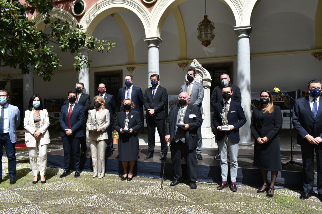 Foto de familia tras la entrega de los Premios Nazareno 2021 celebradad en el patio del Ayuntamiento de Granada Foto de familia tras la entrega de los Premios Nazareno 2021 celebradad en el patio del Ayuntamiento de Granada