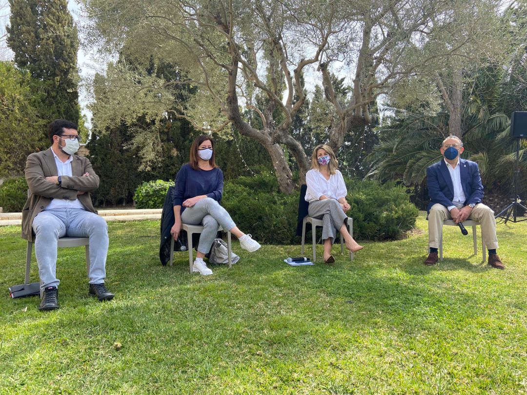 La ministra de Trabajo y Economía Social, Yolanda Díaz; la presidenta del Govern, Francina Armengol, y el alcalde de Calvià, Alfonso Rodríguez en una reunión con sindicatos y representantes del colectivo de las camareras de piso La ministra de Trabajo y Economía Social, Yolanda Díaz; la presidenta del Govern, Francina Armengol, y el alcalde de Calvià, Alfonso Rodríguez en una reunión con sindicatos y representantes del colectivo de las camareras de piso