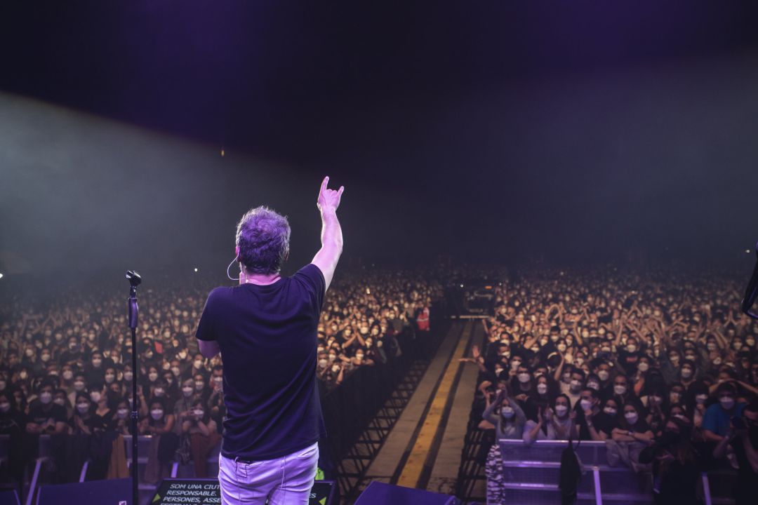 Santi Balmes, del grupo 'Love of Lesbian' se dirige a los 5.000 participantes del concierto celebrado en Barcelona como prueba piloto experimental de los eventos musicales en pandemia Santi Balmes, del grupo 'Love of Lesbian' se dirige a los 5.000 participantes del concierto celebrado en Barcelona como prueba piloto experimental de los eventos musicales en pandemia