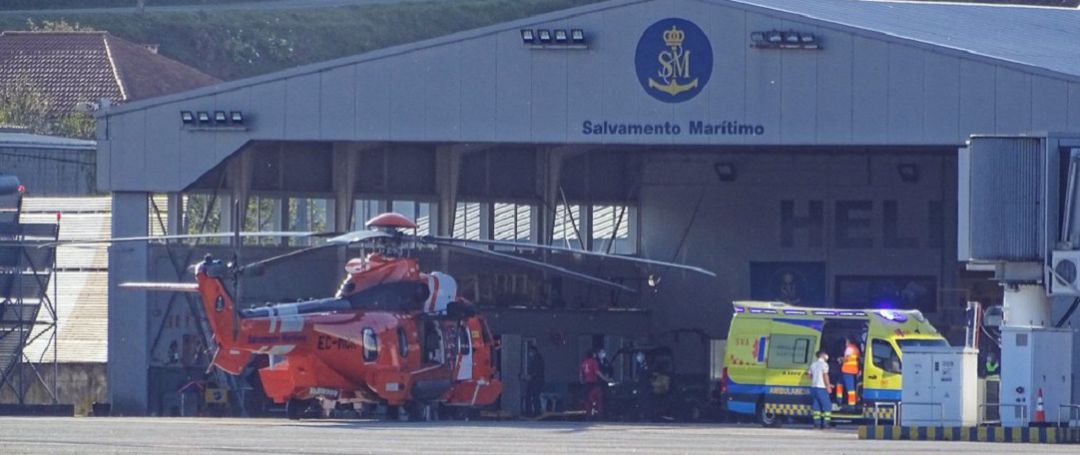 Momento en el que el helicóptero llegó a Alvedro con el cuerpo sin vida del vecino de Arteixo Momento en el que el helicóptero llegó a Alvedro con el cuerpo sin vida del vecino de Arteixo