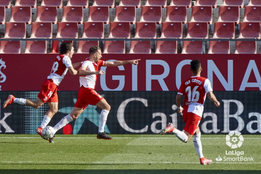 Stuani anant a buscar Arnau Martínez després del 2-1. Stuani anant a buscar Arnau Martínez després del 2-1.