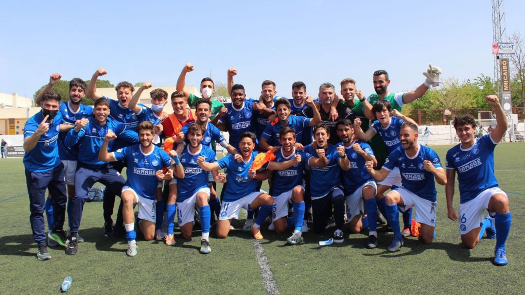 La plantilla xerecista festeja el campeonato tras consumarse la épica remontada La plantilla xerecista festeja el campeonato tras consumarse la épica remontada
