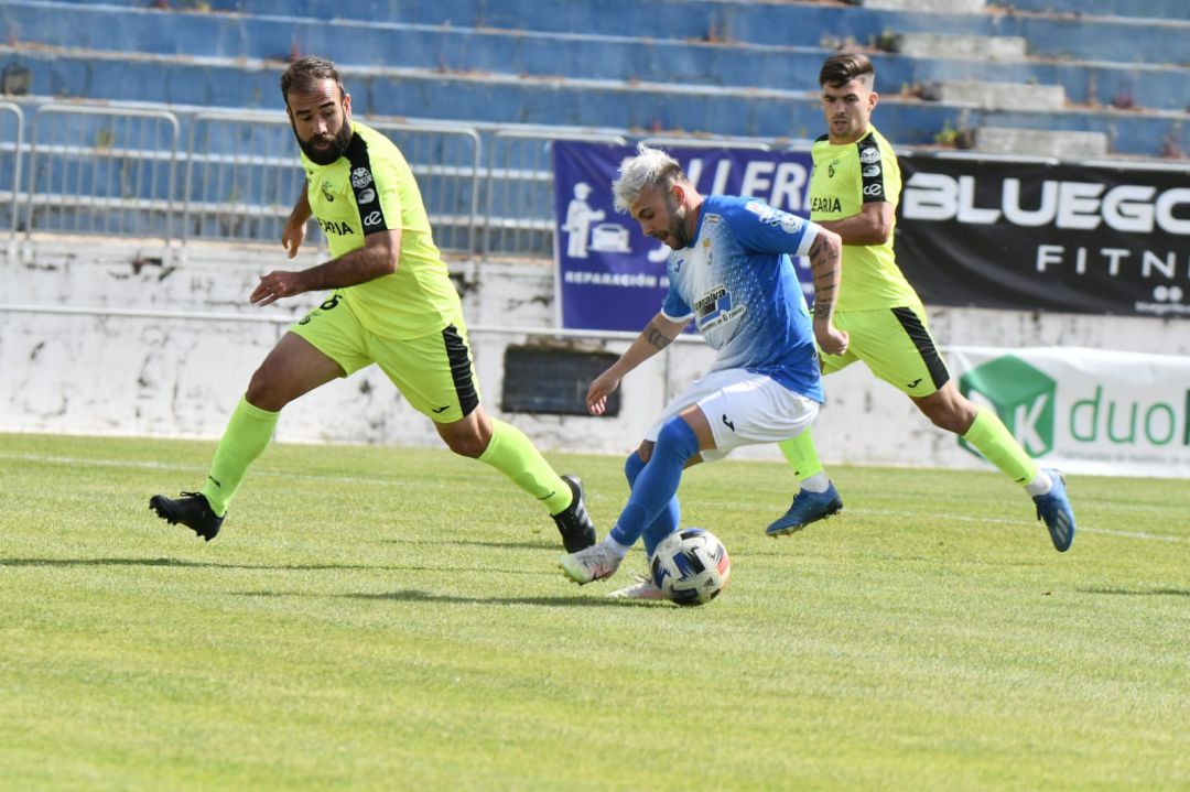 Pato ante dos jugadores del Ceuta Pato ante dos jugadores del Ceuta