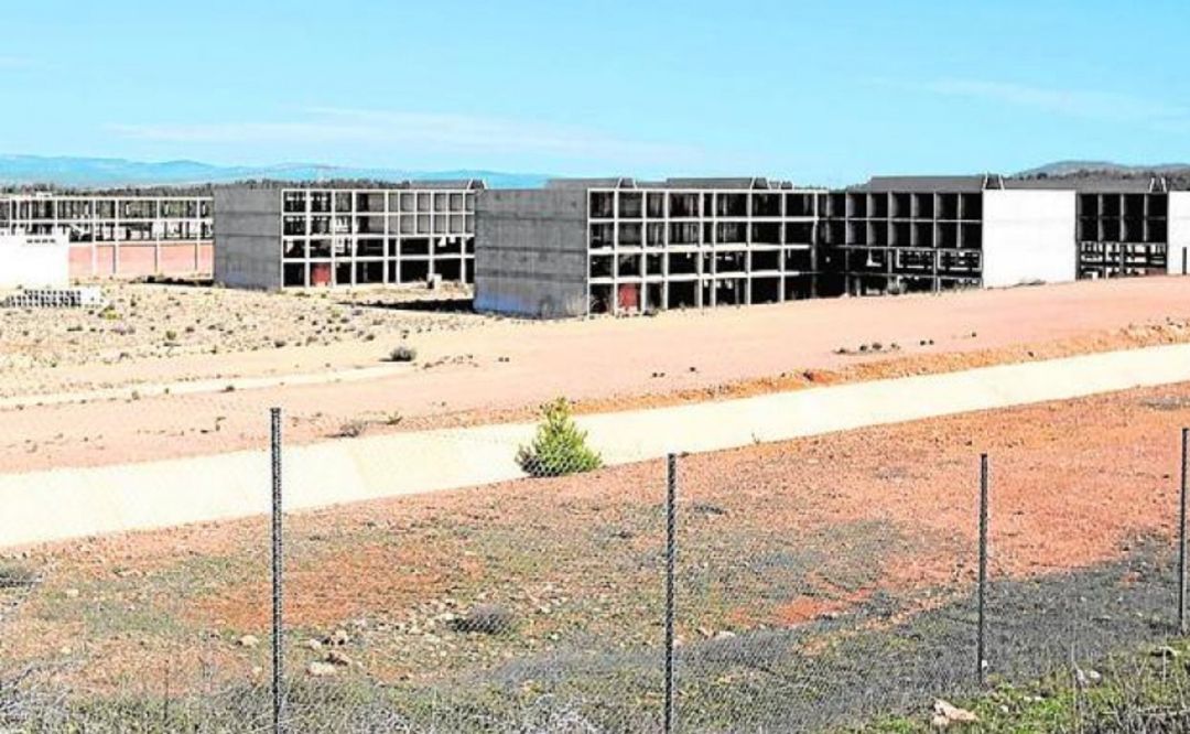 La construcción de una prisión en Siete Aguas se paralizó hace seis años y ahora Interior quiere convertirlo en una gran cárcel psiquiátrica. La construcción de una prisión en Siete Aguas se paralizó hace seis años y ahora Interior quiere convertirlo en una gran cárcel psiquiátrica.
