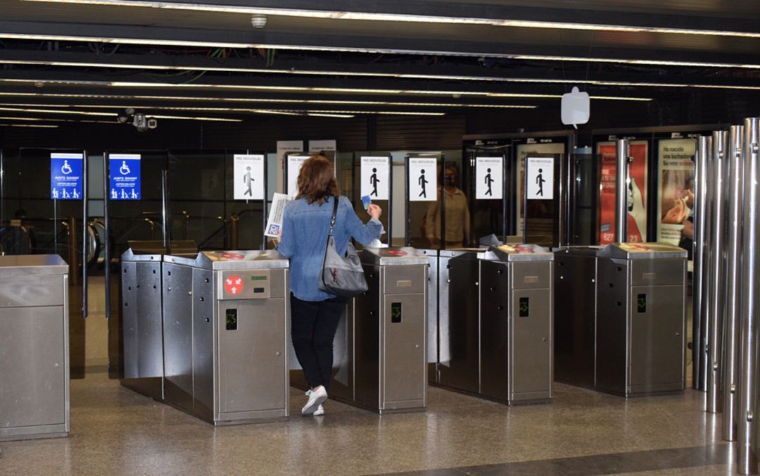 Validadoras a la entrada de una de las estaciones de metro en València. Validadoras a la entrada de una de las estaciones de metro en València.