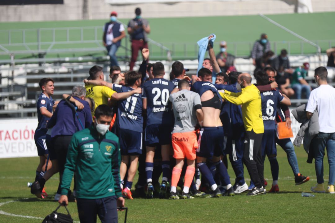 Los jugadores del Celta B celebran su victoria en O Vao. Los jugadores del Celta B celebran su victoria en O Vao.
