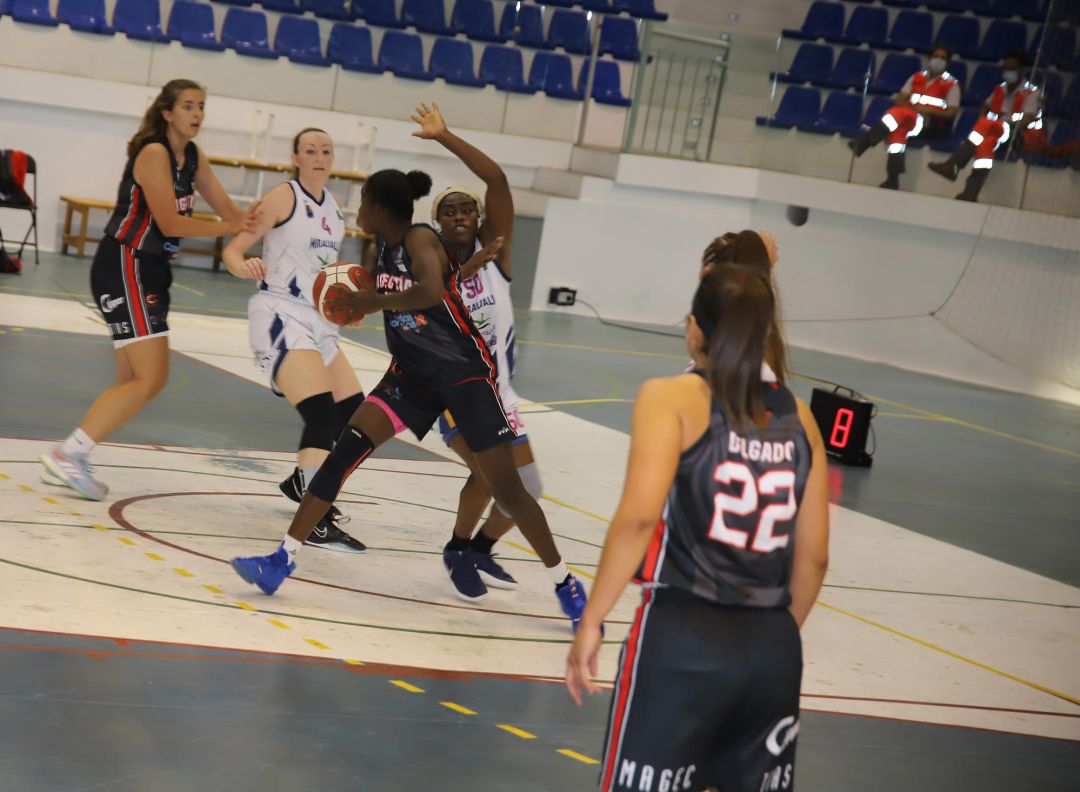 Las jugadoras del Magec Tías “Contra la Violencia de Género” protegiendo el balón. Las jugadoras del Magec Tías “Contra la Violencia de Género” protegiendo el balón.