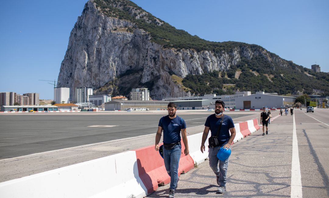 Dos hombres pasean sin mascarilla en Gibraltar. Dos hombres pasean sin mascarilla en Gibraltar.
