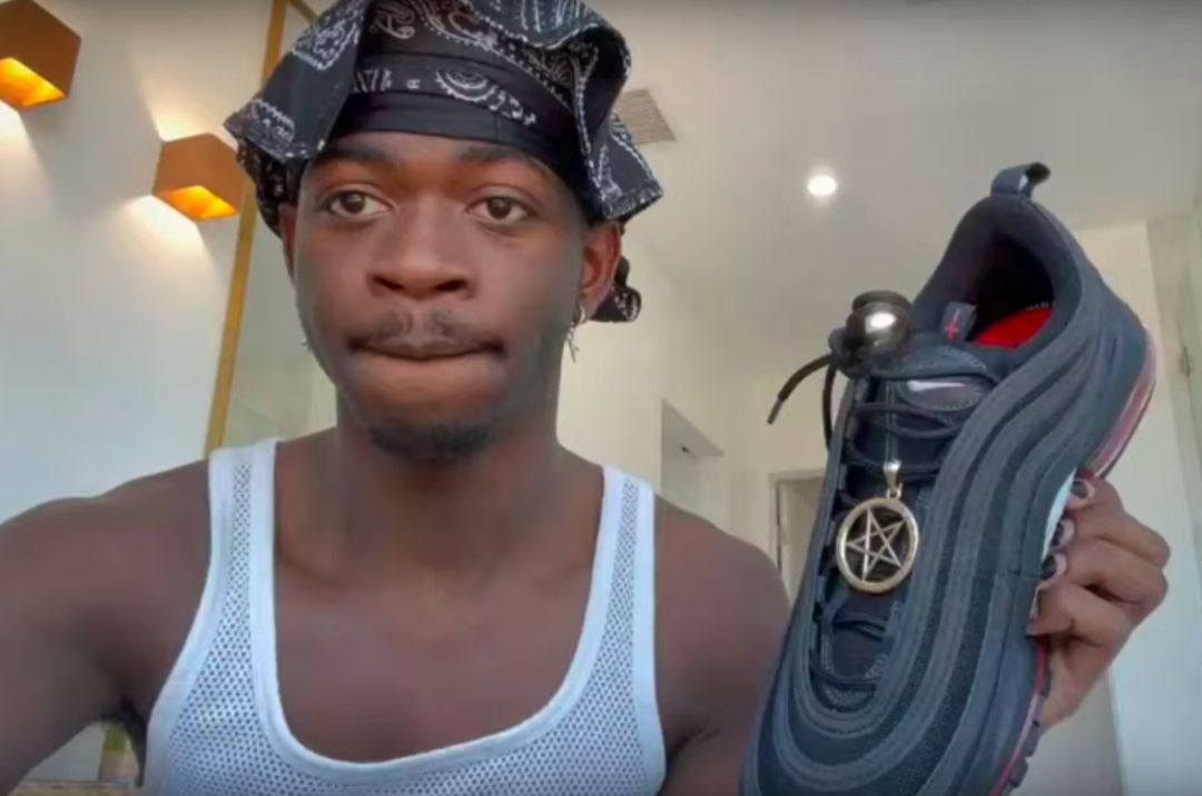 Lil Nas X enseña un modelo de las polémicas zapatillas Lil Nas X enseña un modelo de las polémicas zapatillas
