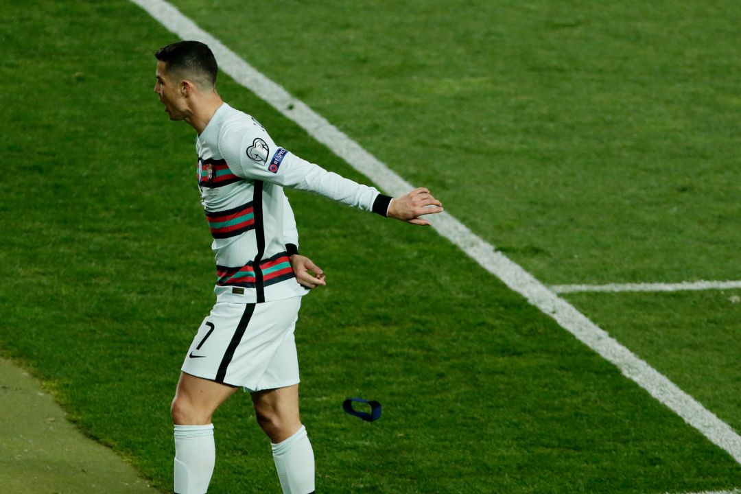 Cristiano Ronaldo arroja su brazalete en el partido ante Serbia Cristiano Ronaldo arroja su brazalete en el partido ante Serbia