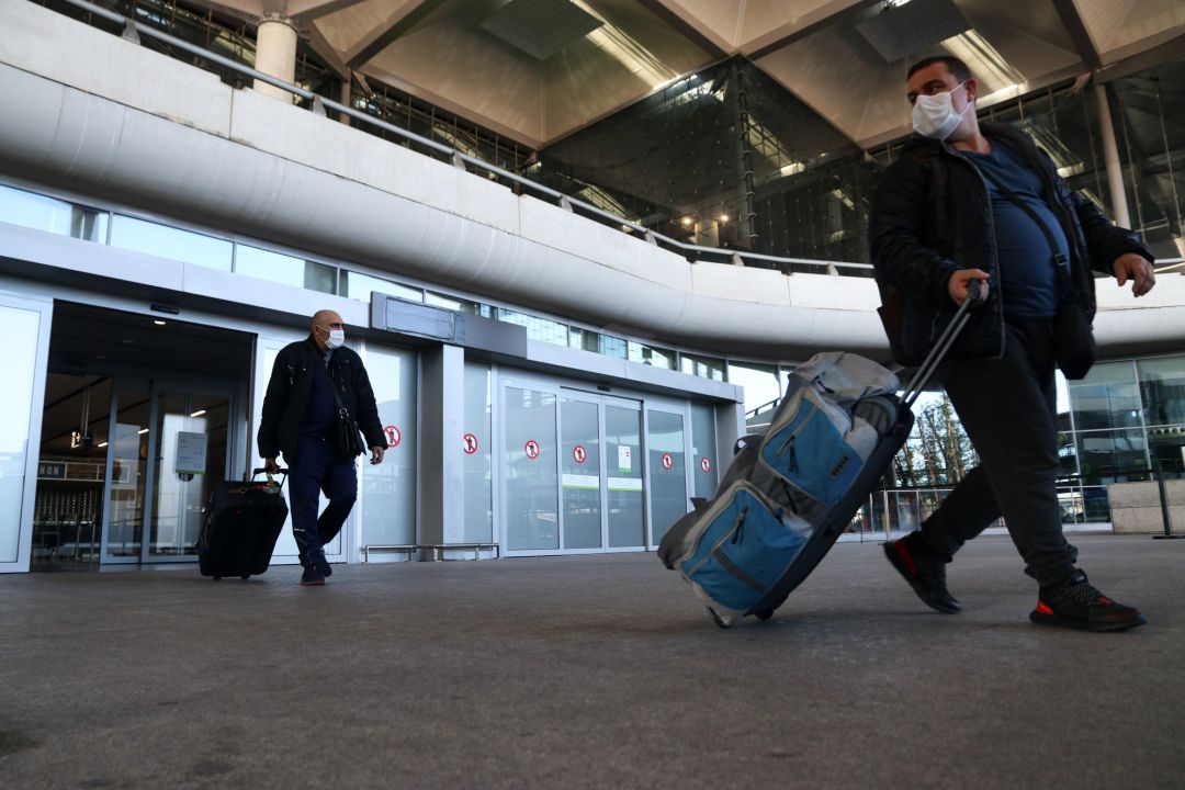 Varios turistas de diferentes países a la llegada del aeropuerto de Málaga Varios turistas de diferentes países a la llegada del aeropuerto de Málaga