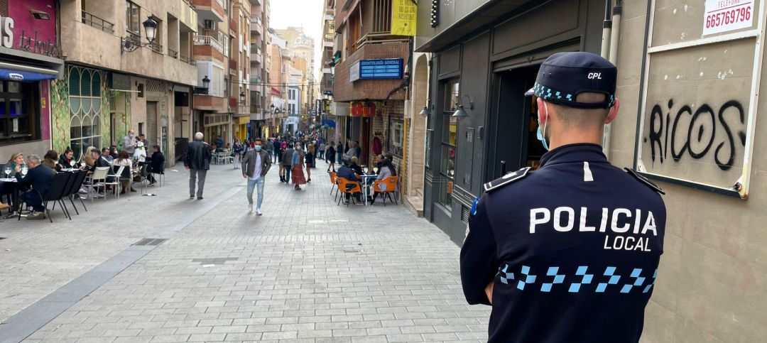 Imagen de un policía local en 'zona' este sábado Imagen de un policía local en 'zona' este sábado