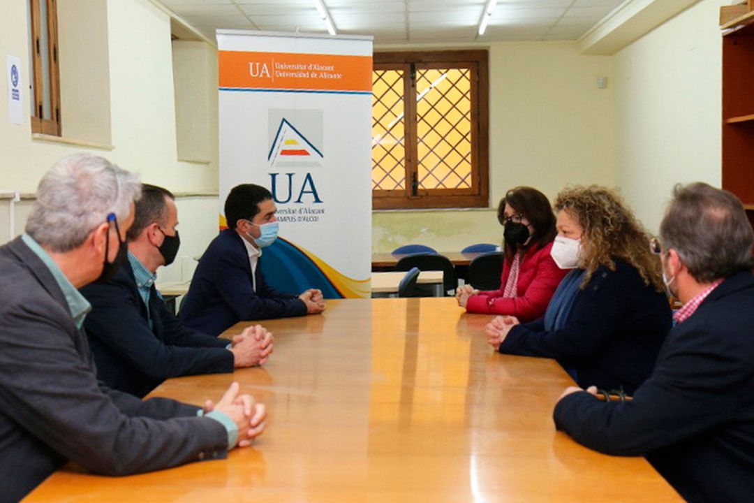 La rectora de la UA, Amparo Navarro, y el alcalde, Antonio Francés, encabezaron una reunión celebrada en la sede del campus de la UA en la capital de L'Alcoià. La rectora de la UA, Amparo Navarro, y el alcalde, Antonio Francés, encabezaron una reunión celebrada en la sede del campus de la UA en la capital de L'Alcoià.