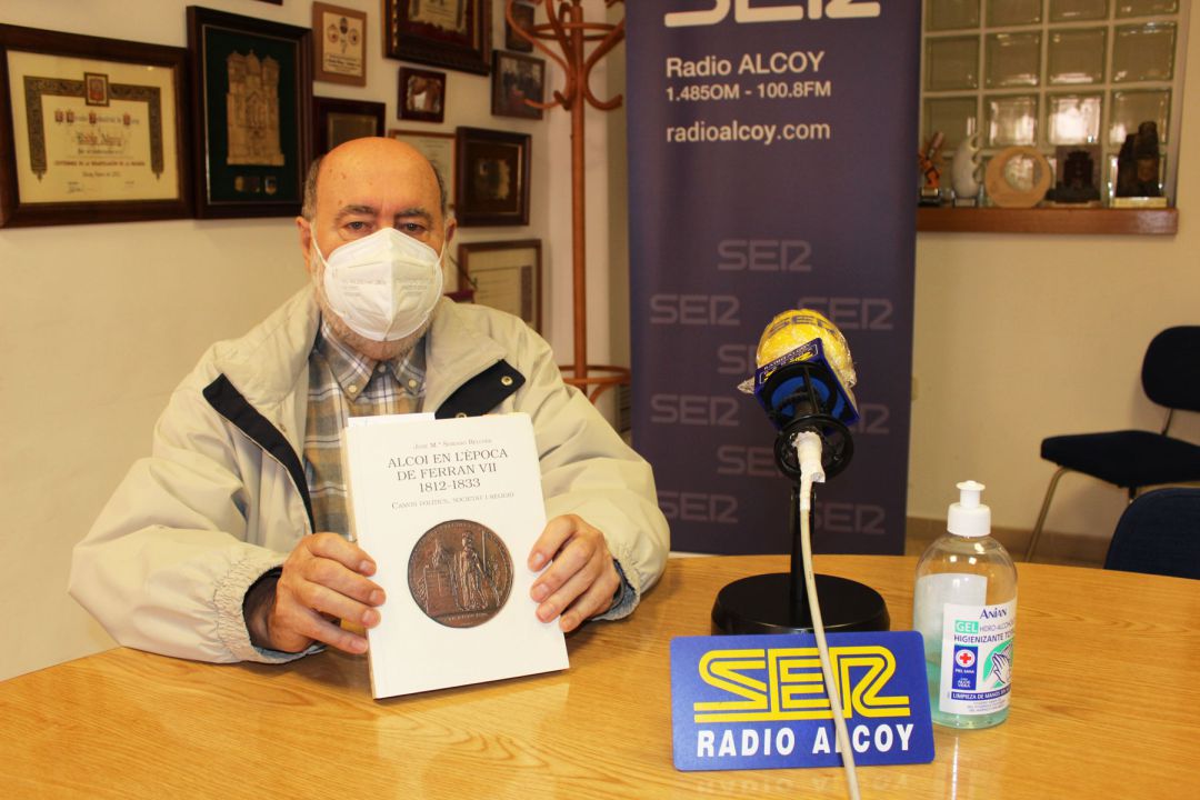 José María Soriano muestra un ejemplar del libro en el estudio de Radio Alcoy José María Soriano muestra un ejemplar del libro en el estudio de Radio Alcoy