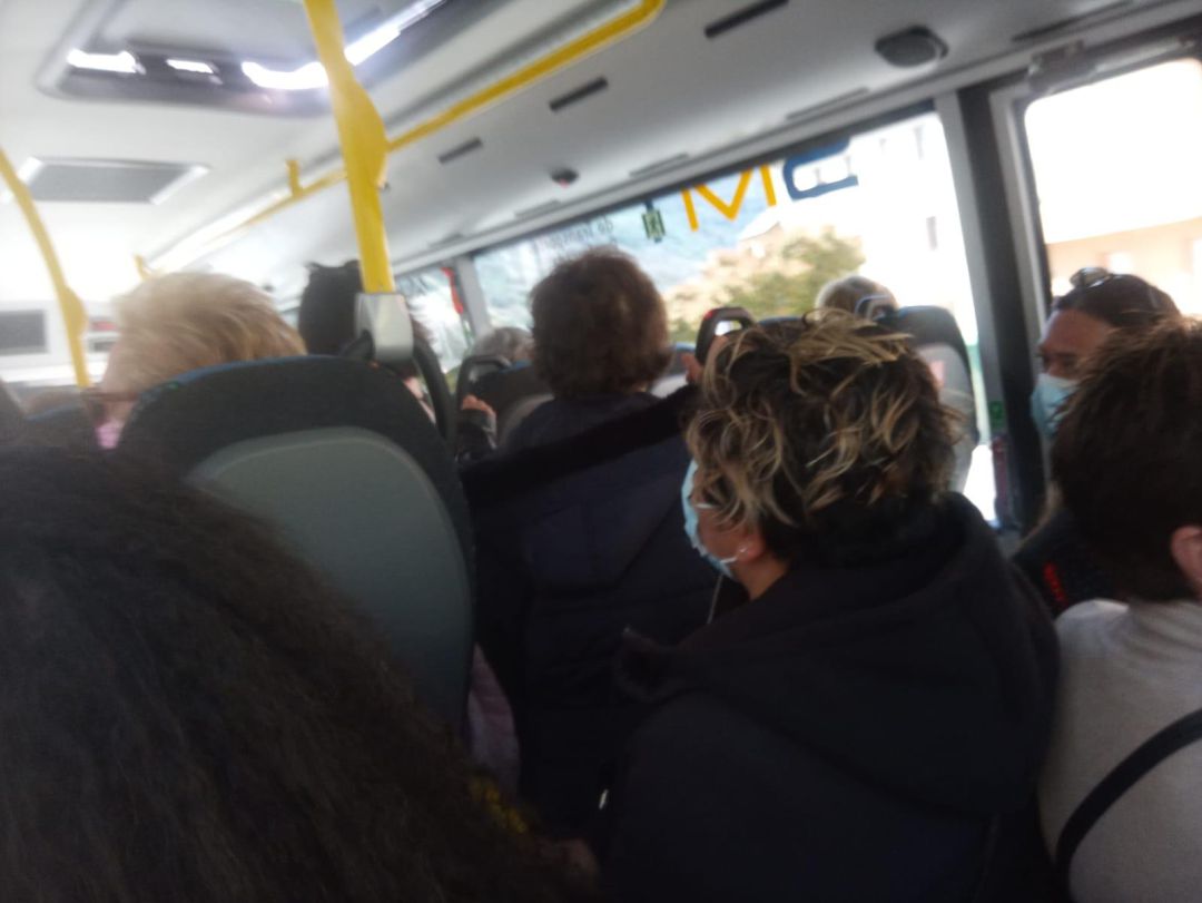 El PP lamenta que estas aglomeraciones en el transporte público puedan acabar en contagios El PP lamenta que estas aglomeraciones en el transporte público puedan acabar en contagios