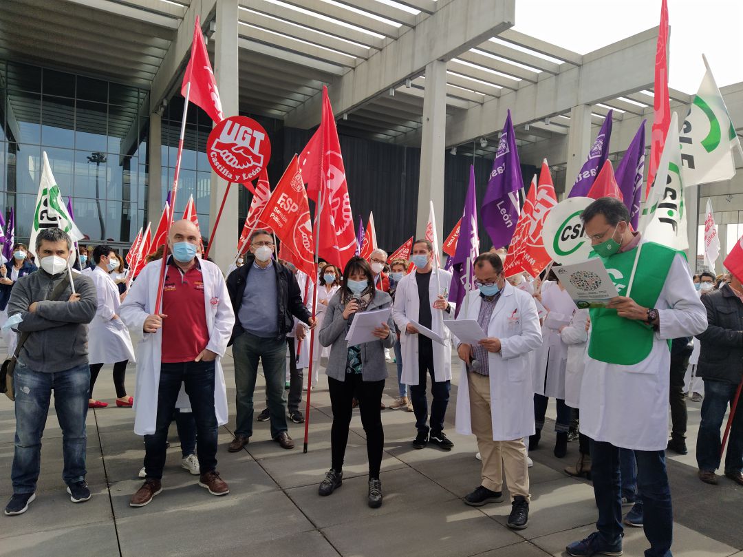 Los sindicatos se han concentrado en las puertas del Hospital Universitario de Burgos Los sindicatos se han concentrado en las puertas del Hospital Universitario de Burgos