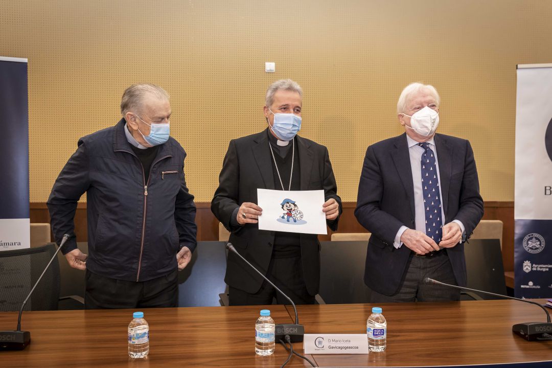 El presidente de la Fundación Catedral 2021, el arzobispo Mario Iceta, muestra un boceto de la mascota del VIII centenario de la Catedral, una versión infantil del Papamoscas El presidente de la Fundación Catedral 2021, el arzobispo Mario Iceta, muestra un boceto de la mascota del VIII centenario de la Catedral, una versión infantil del Papamoscas