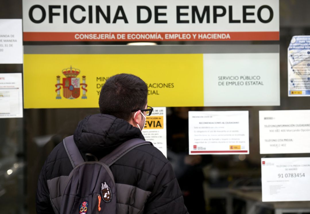 Un hombre mira el cristal de una oficina de empleo, SEPE Un hombre mira el cristal de una oficina de empleo, SEPE