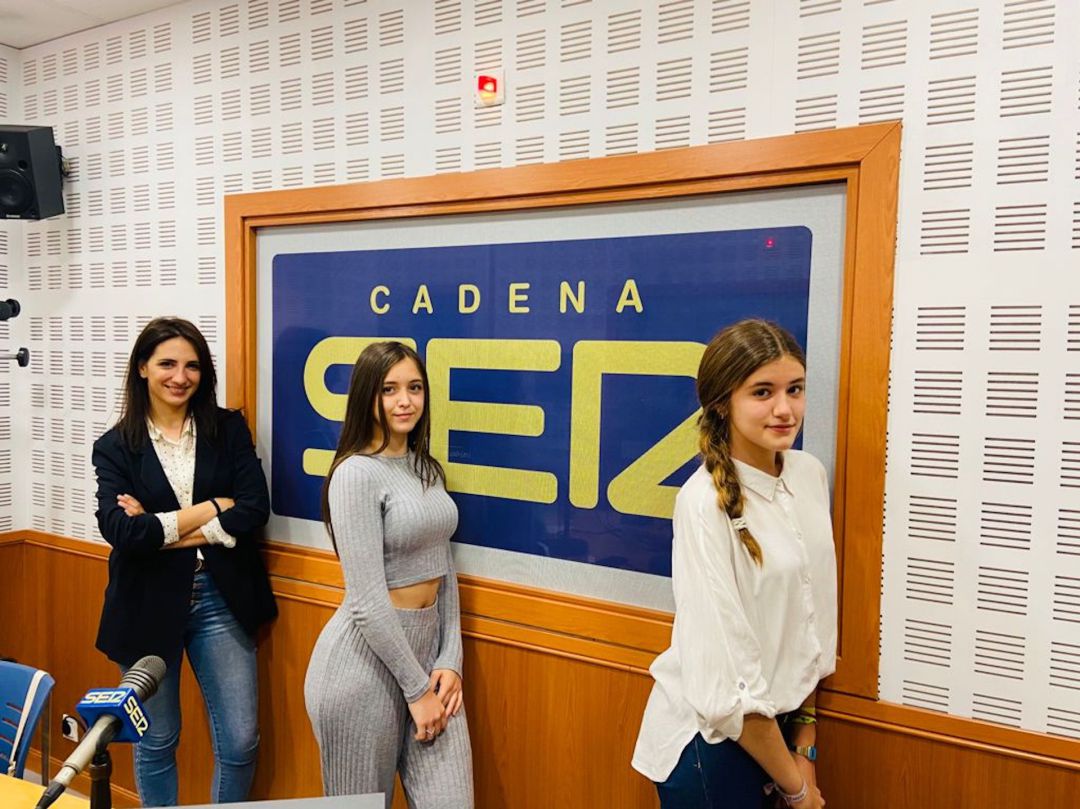 La profesora del Colegio Santísima Trinidad, Marta Ruiz, junto a dos de sus alumnas, Inmaculada García y Teresa Jiménez La profesora del Colegio Santísima Trinidad, Marta Ruiz, junto a dos de sus alumnas, Inmaculada García y Teresa Jiménez