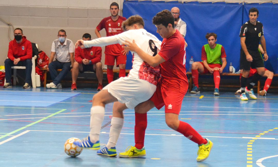 Jugador del Paidos marcando al pivot murciano. Jugador del Paidos marcando al pivot murciano.
