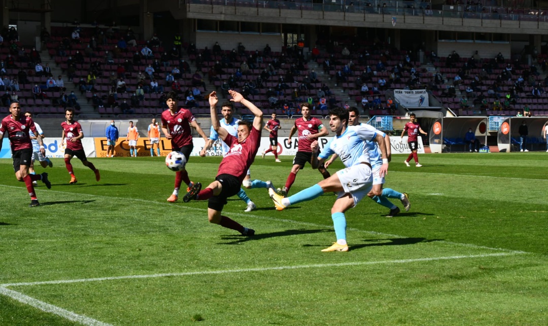 Instante en el que David Soto conecta el remate que propició el gol del empate Instante en el que David Soto conecta el remate que propició el gol del empate