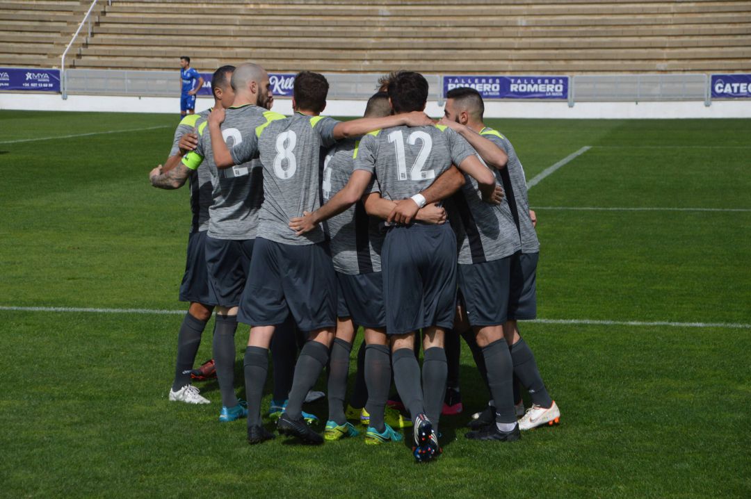 Los jugadores blanquiazules celebran uno de los goles Los jugadores blanquiazules celebran uno de los goles