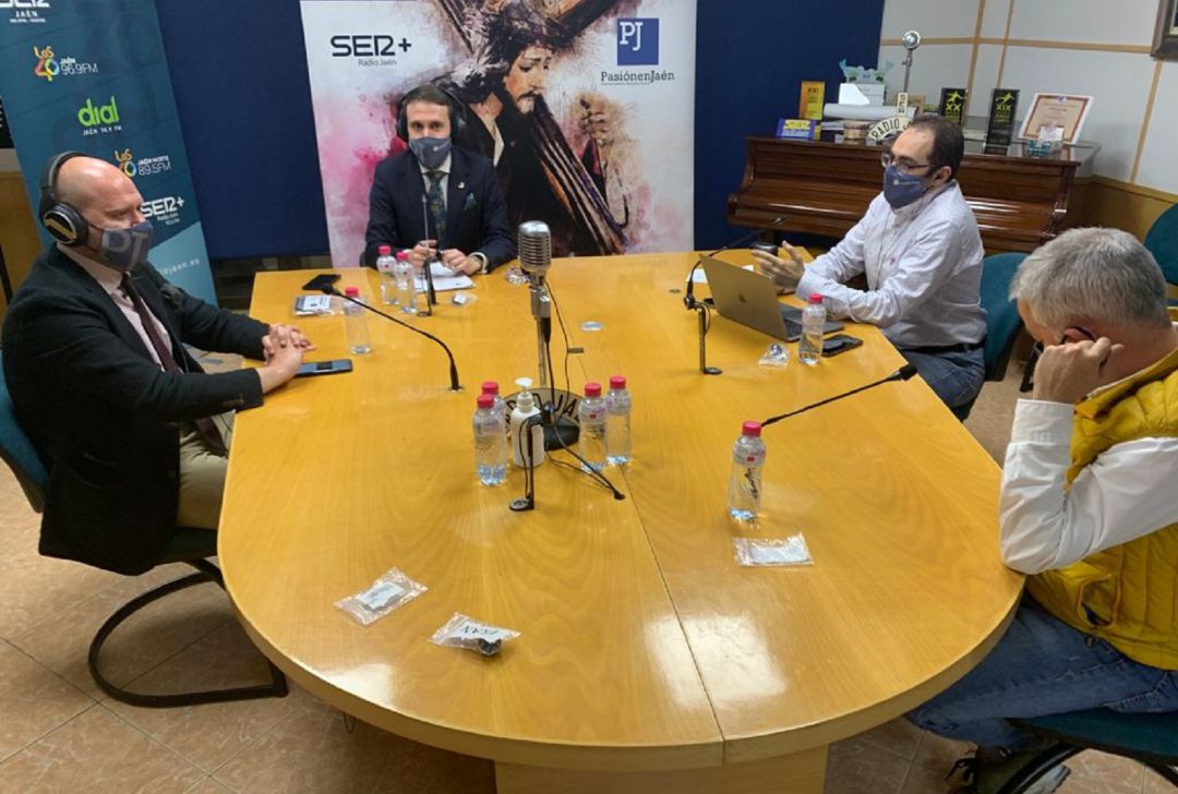 Es una forma única de vivir la Semana Santa, la de escuchar en las ondas lo que las Hermandades y Cofradías tienen preparado para los jiennenses Es una forma única de vivir la Semana Santa, la de escuchar en las ondas lo que las Hermandades y Cofradías tienen preparado para los jiennenses