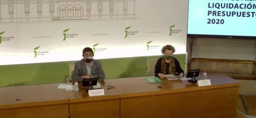 Francisco Reyes y Pilar Parra presentan la liquidación del presupuesto de 2020. Francisco Reyes y Pilar Parra presentan la liquidación del presupuesto de 2020.