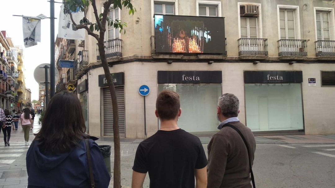 Tveo Televisión y Talisman Comunicación emiten reportajes de la Semana Santa de Linares en la pantalla LED situada a la entrada del Pasaje del Comercio. Tveo Televisión y Talisman Comunicación emiten reportajes de la Semana Santa de Linares en la pantalla LED situada a la entrada del Pasaje del Comercio.