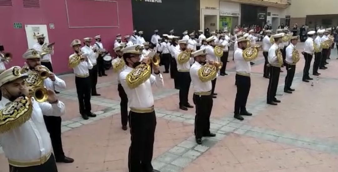 La Banda de Tambores y Cornetas de "La Sentencia" de Almuñécar durante su concierto de este domingo de Ramos en la plaza del templo del Salvador La Banda de Tambores y Cornetas de "La Sentencia" de Almuñécar durante su concierto de este domingo de Ramos en la plaza del templo del Salvador