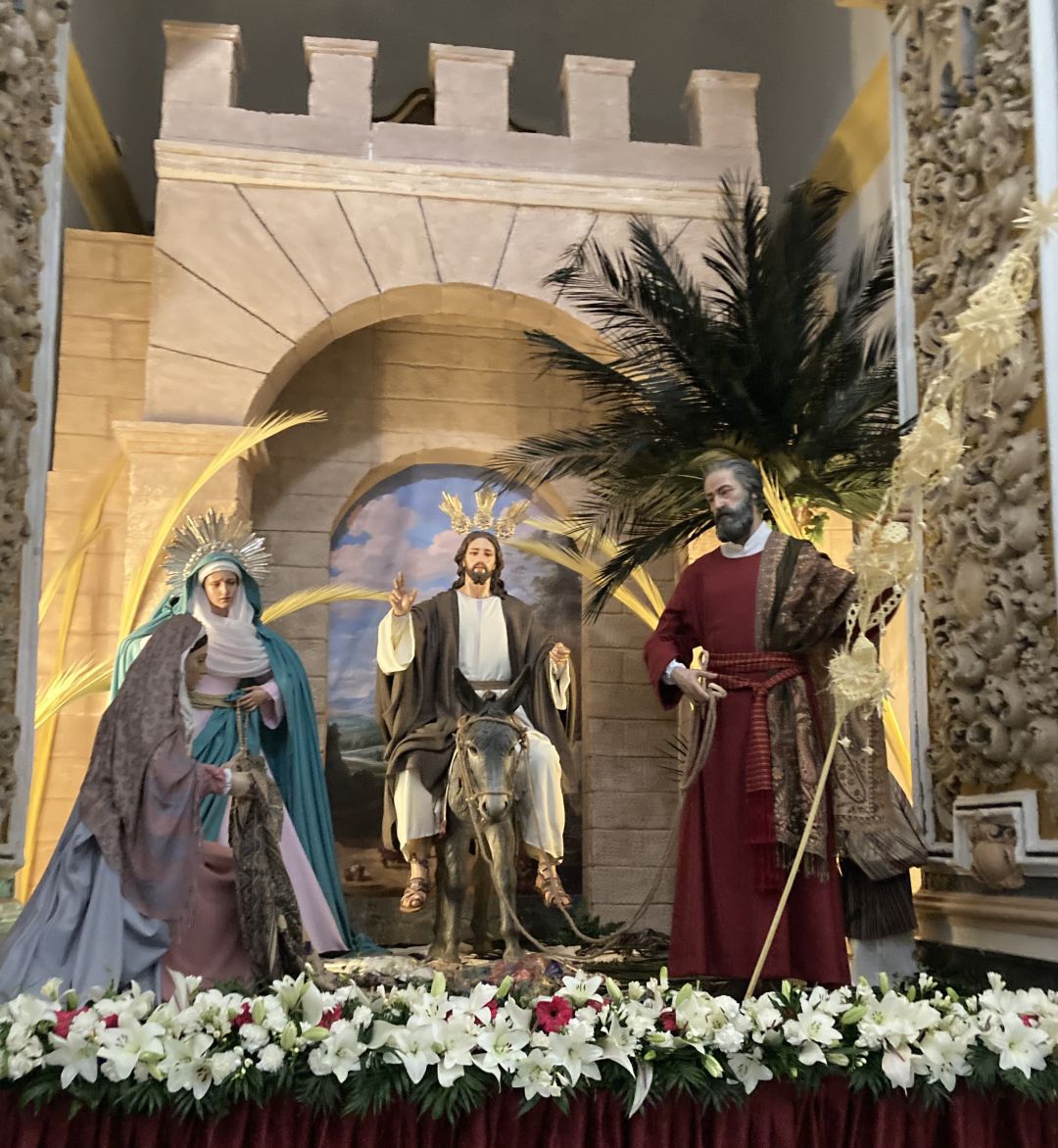 Montaje efímero realizado por la Hermandad de Nuestro Padre Jesús en su Triunfal entrada en Jerusalén y Nuestra Sra. del Rosario que se muestra en la Iglesia de la Encarnación de Motril Montaje efímero realizado por la Hermandad de Nuestro Padre Jesús en su Triunfal entrada en Jerusalén y Nuestra Sra. del Rosario que se muestra en la Iglesia de la Encarnación de Motril