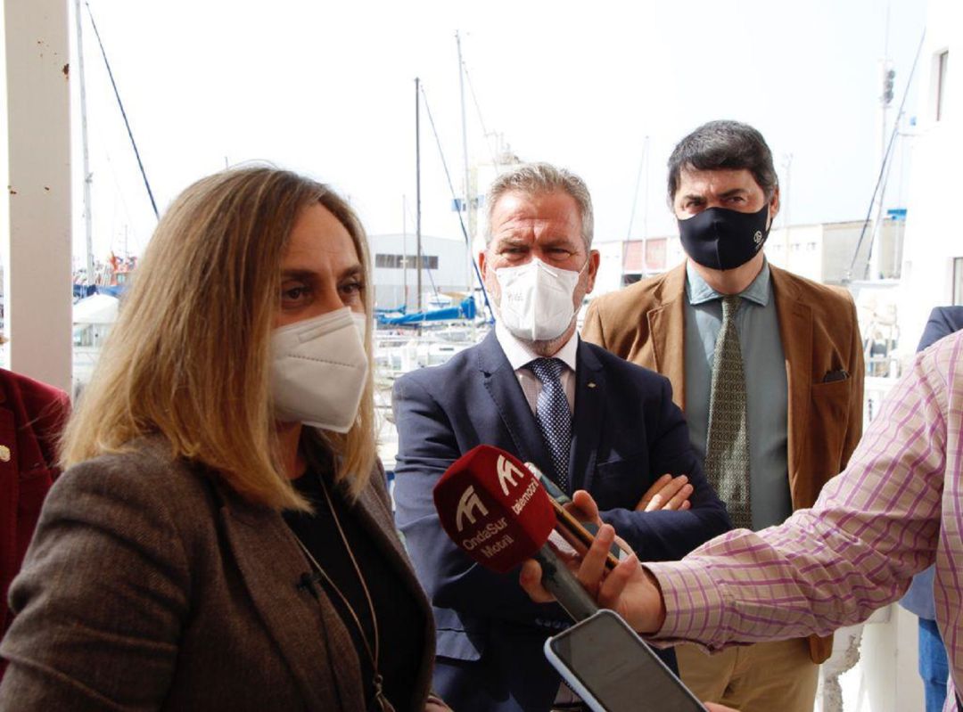 La consejera de Fomento, Marifrán Carazo, atiende a los medios de comunicación en su visita al puerto de Motril acompañada del presdiente de la Autoridad portuaria, José García Fuentes y el diputado nacional, Carlos Rojas La consejera de Fomento, Marifrán Carazo, atiende a los medios de comunicación en su visita al puerto de Motril acompañada del presdiente de la Autoridad portuaria, José García Fuentes y el diputado nacional, Carlos Rojas
