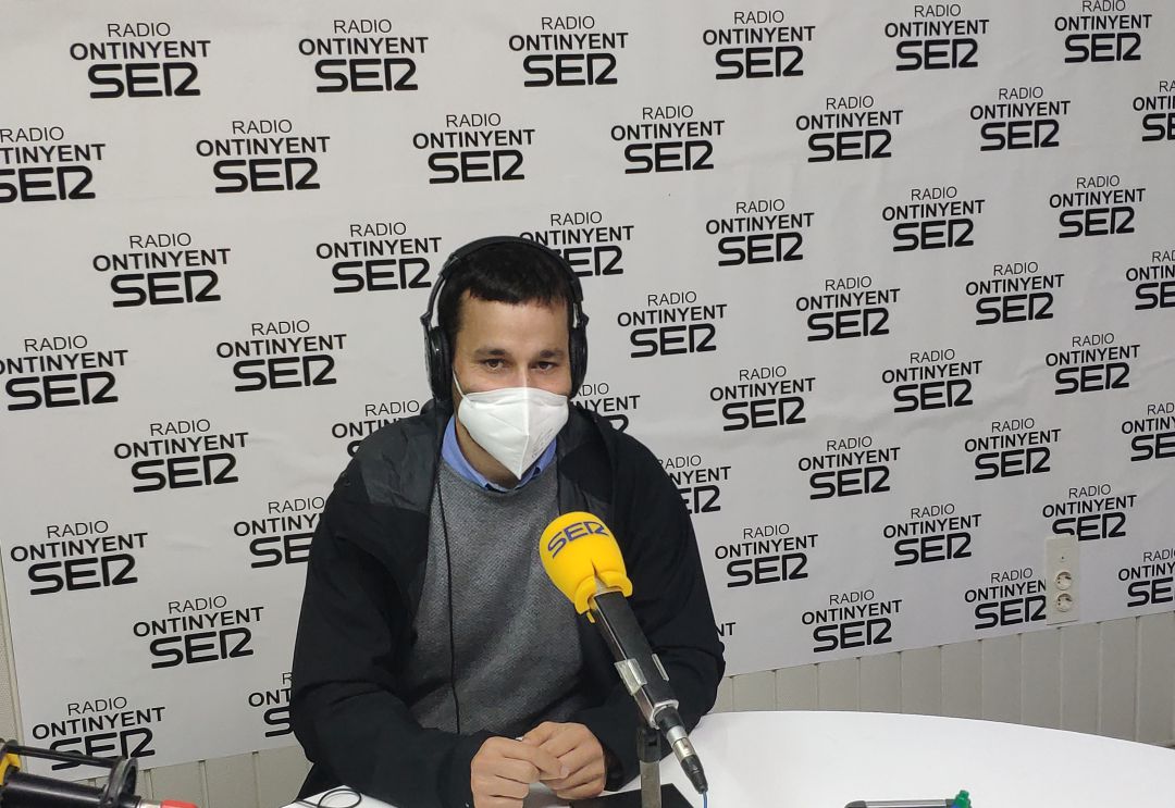 Vicent Marzà als estudis de Ràdio Ontinyent Vicent Marzà als estudis de Ràdio Ontinyent