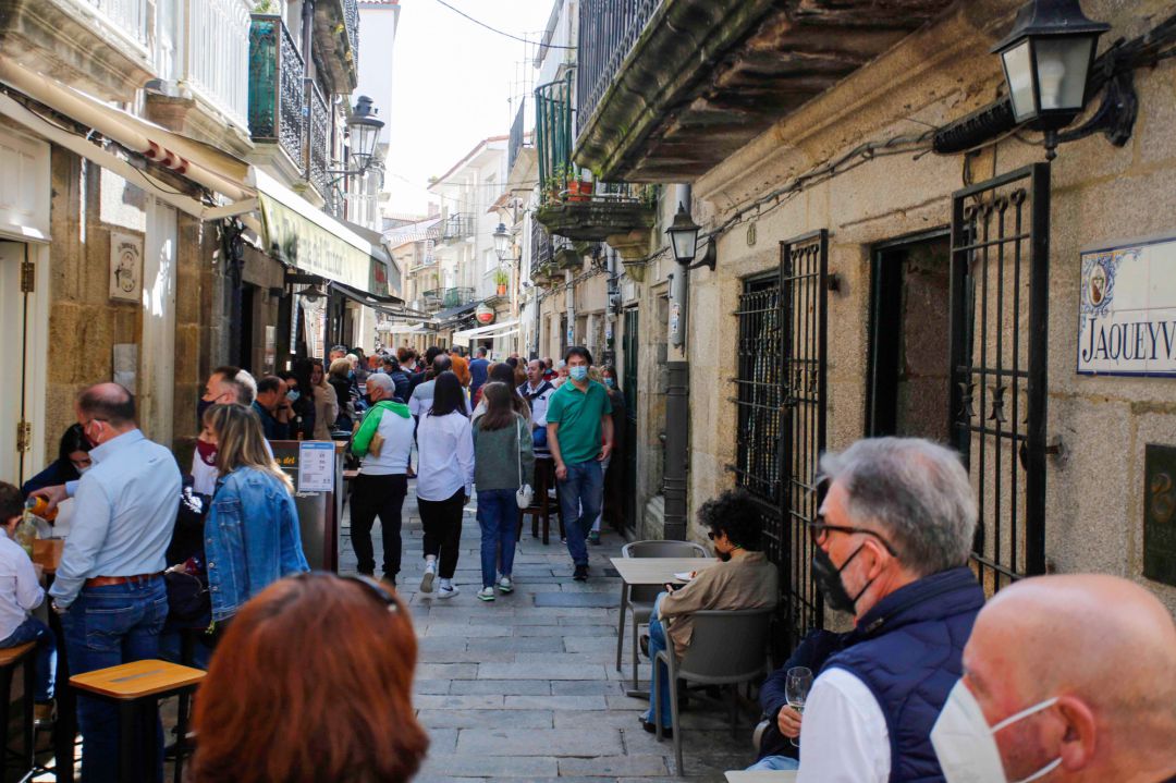 Gente en las terrazas y calles de Baiona, uno de los municipios del área sanitaria de Vigo con mayor incidencia acumulada. Gente en las terrazas y calles de Baiona, uno de los municipios del área sanitaria de Vigo con mayor incidencia acumulada.
