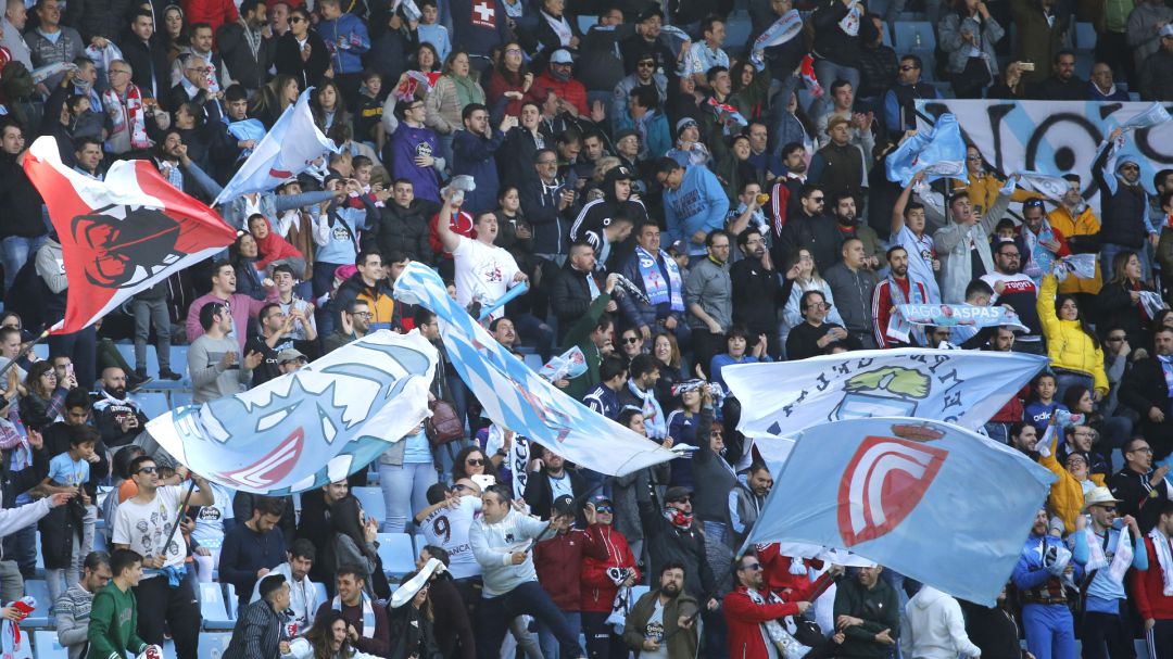 Aficionados en la grada de Marcador. Aficionados en la grada de Marcador.