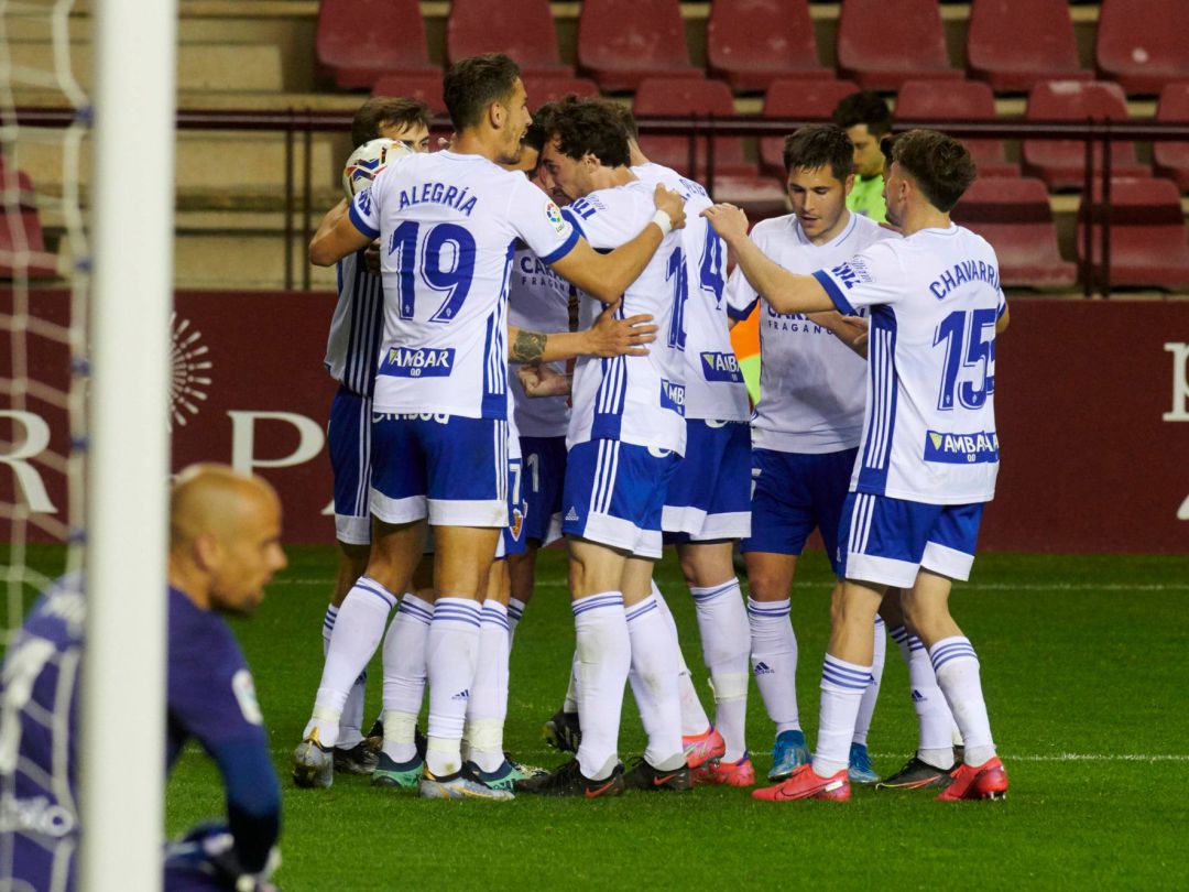 Los futbolisas del Real Zaragoza celebran el gol de Narváez en Las Gaunas Los futbolisas del Real Zaragoza celebran el gol de Narváez en Las Gaunas