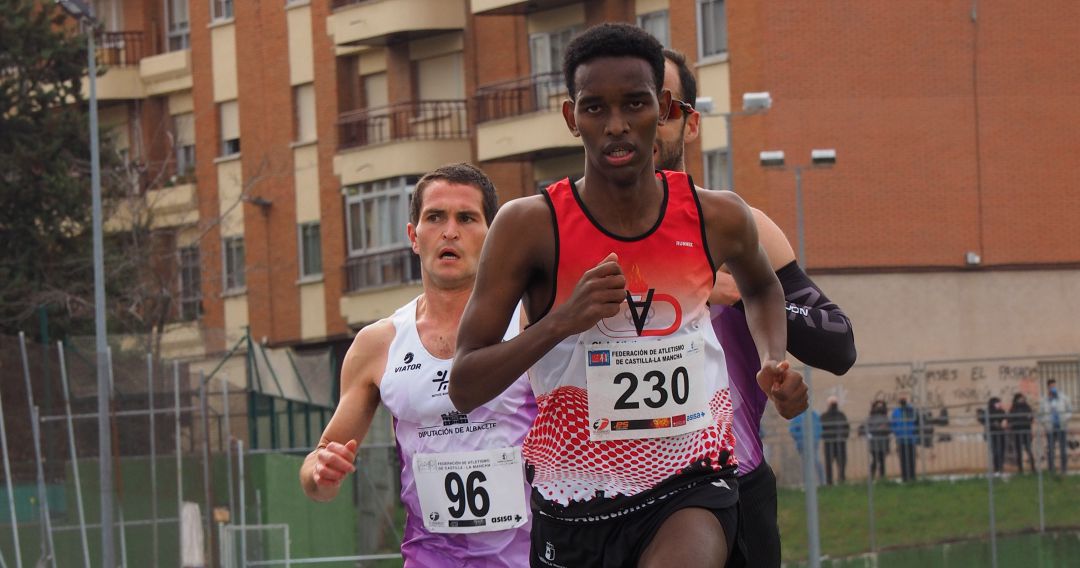 Mesfin Escamilla durante el control de marcas en el Luis Ocaña Mesfin Escamilla durante el control de marcas en el Luis Ocaña