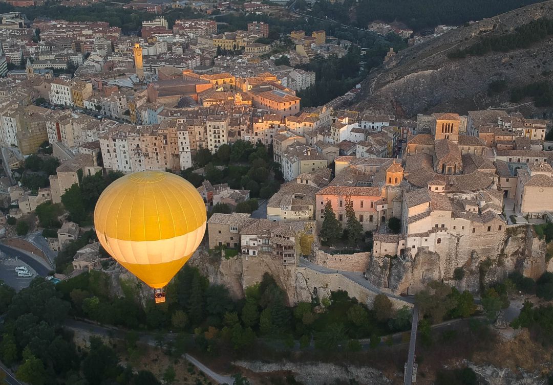 Vista aérea del casco antiguo de Cuenca. La fotografía ilustra el relato 'Cuando los sueños se cumplen' del libro 'Alrededor de la cocina' (Grijalbo, 2021). Vista aérea del casco antiguo de Cuenca. La fotografía ilustra el relato 'Cuando los sueños se cumplen' del libro 'Alrededor de la cocina' (Grijalbo, 2021).
