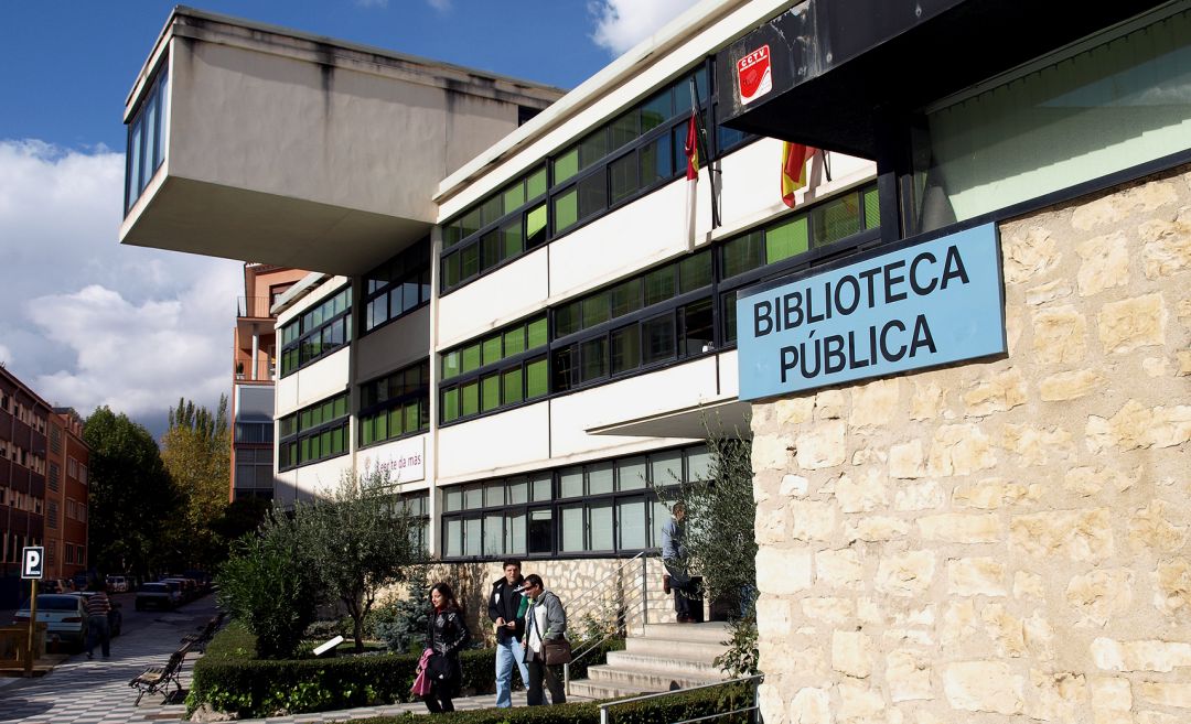 Entrada principal de la biblioteca pública de Cuenca. Entrada principal de la biblioteca pública de Cuenca.