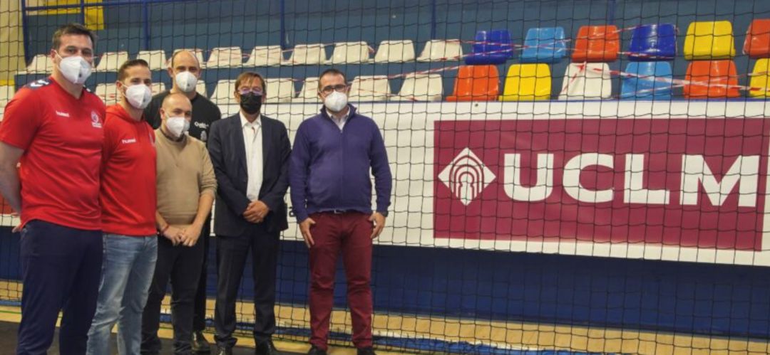 Quabit BM Guadalajara y UCLM posan tras la firma del acuerdo. Quabit BM Guadalajara y UCLM posan tras la firma del acuerdo.