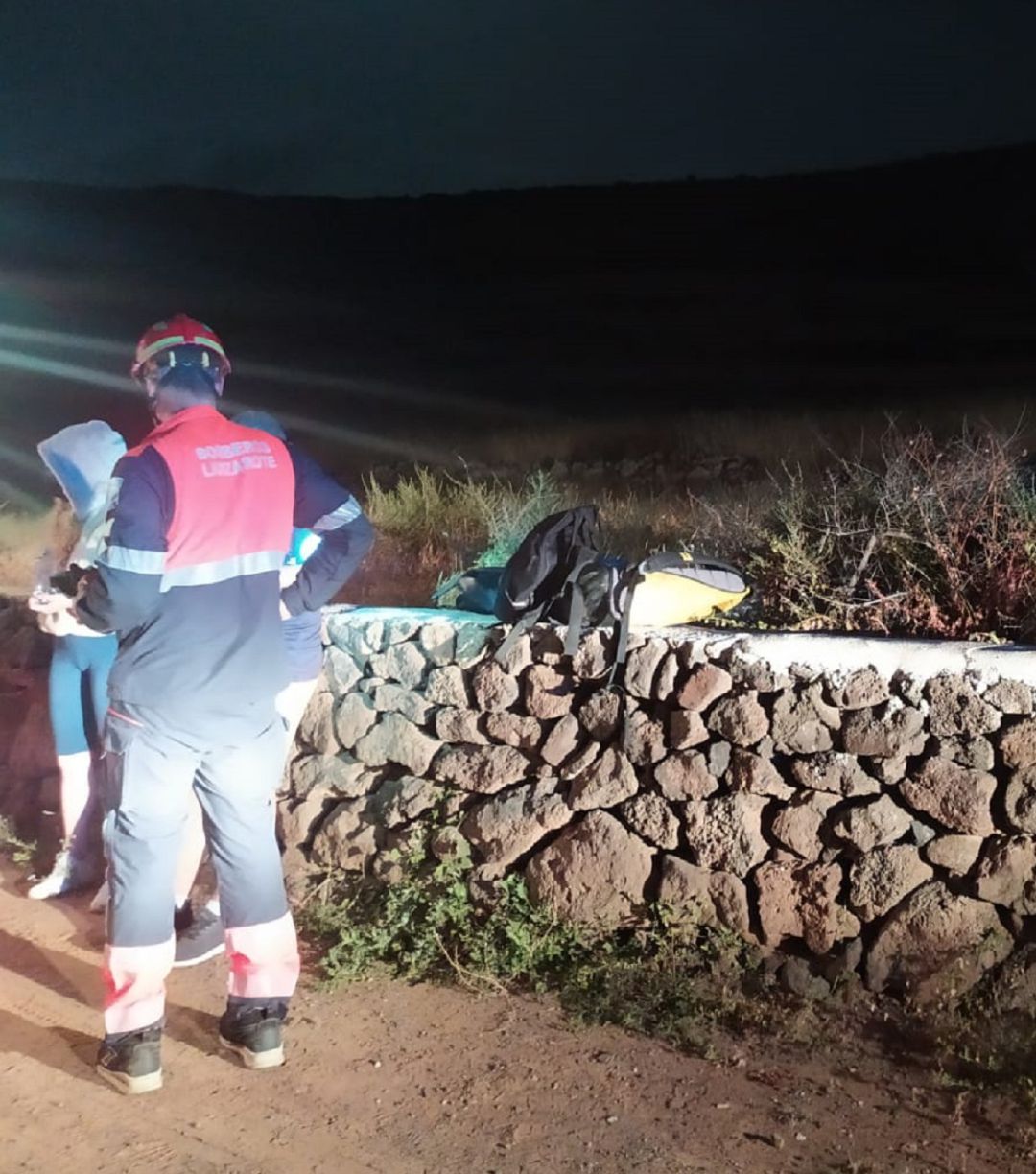 Los senderistas ya rescatados junto a uno de los bomberos. Los senderistas ya rescatados junto a uno de los bomberos.