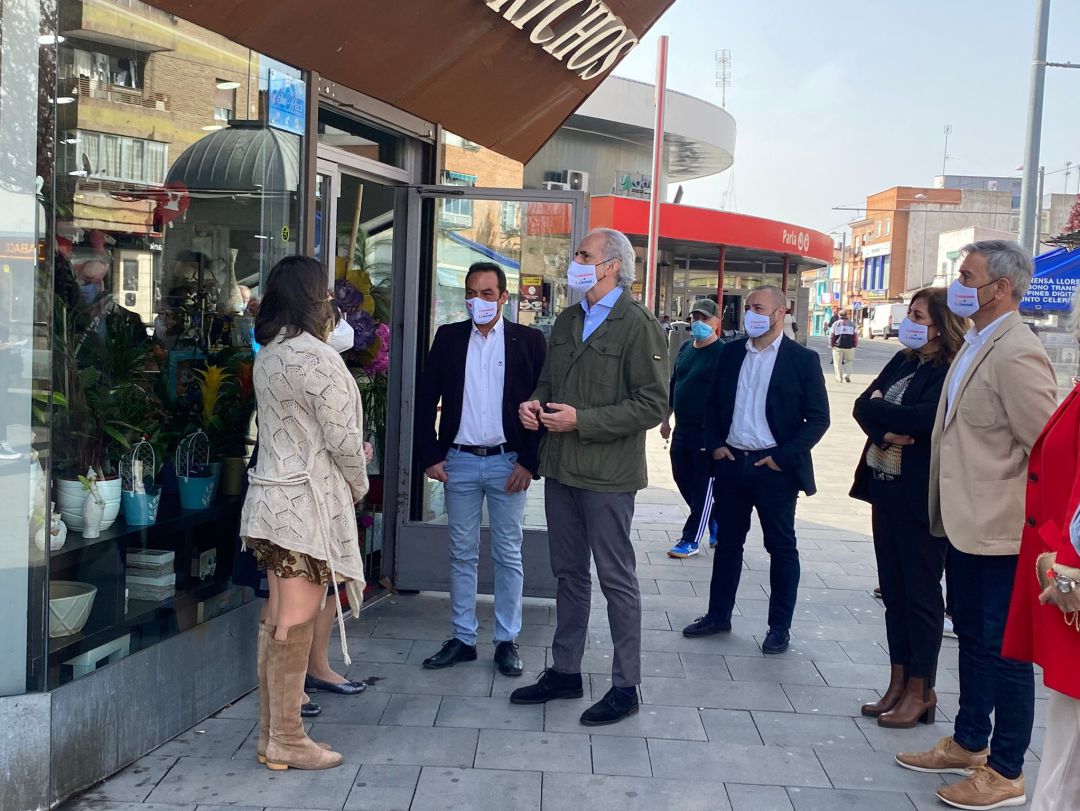 Enrique Ruiz Escudero (c) y el portavoz del PP en Parla, José Manuel Zarzoso (3i) conversan con algunos comerciantes en las inmediaciones de la estación de Cercanías. Enrique Ruiz Escudero (c) y el portavoz del PP en Parla, José Manuel Zarzoso (3i) conversan con algunos comerciantes en las inmediaciones de la estación de Cercanías.