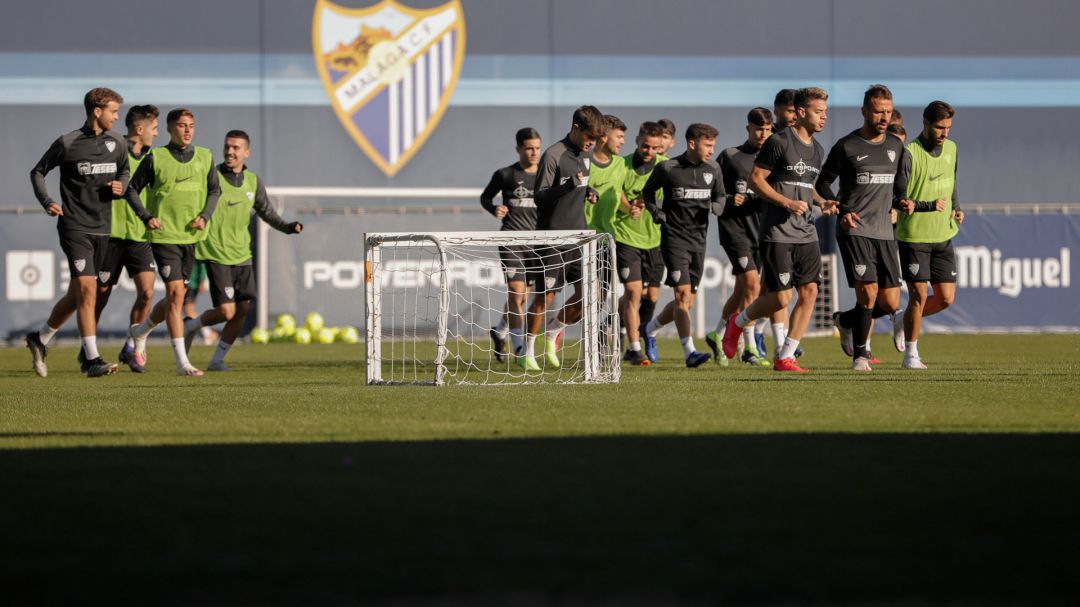 Los jugadores del Málaga realizan un ejercicio durante un entrenamiento Los jugadores del Málaga realizan un ejercicio durante un entrenamiento