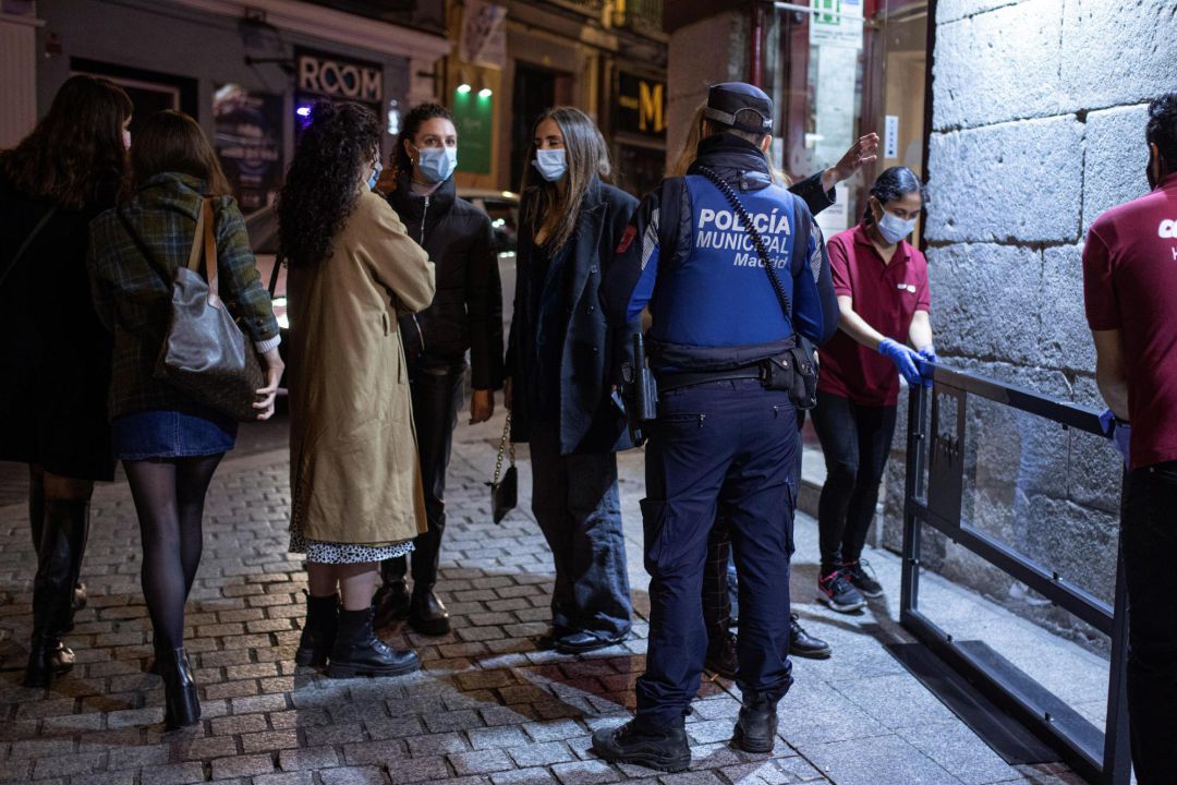 Miembros de la Policía Municipal de Madrid vigilan las calles de la capital madrileña para controlar los aforos y el distanciamiento social en la zona de bares de copas. Miembros de la Policía Municipal de Madrid vigilan las calles de la capital madrileña para controlar los aforos y el distanciamiento social en la zona de bares de copas.