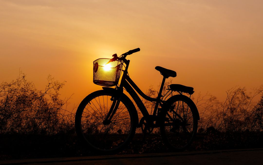 Una bibicleta con el sol de fondo. Una bibicleta con el sol de fondo.