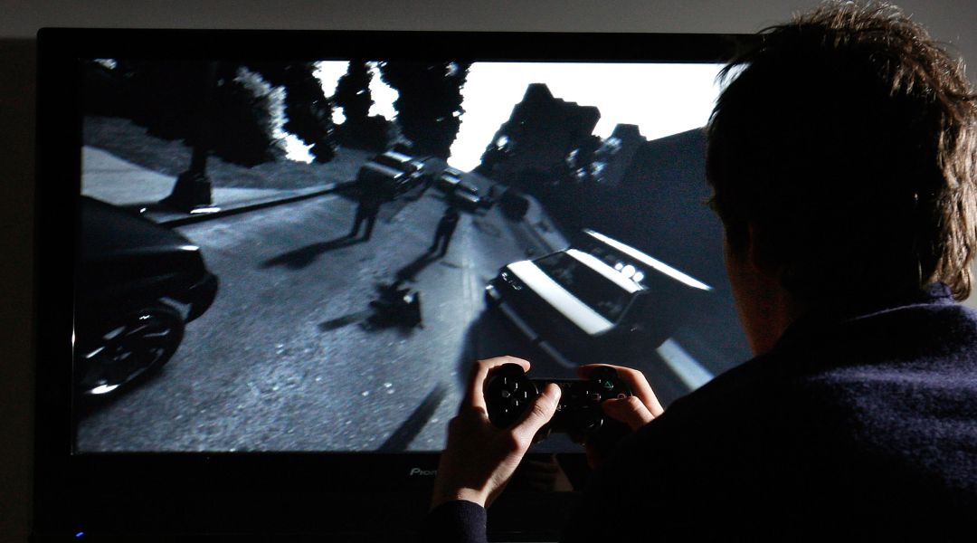 Un hombre jugando al GTA V en su PlayStation 3. Un hombre jugando al GTA V en su PlayStation 3.