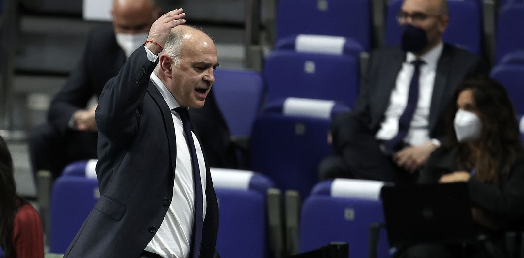 Pablo Laso, mientras se marcha de la cancha muy enfadado con los árbitros Pablo Laso, mientras se marcha de la cancha muy enfadado con los árbitros