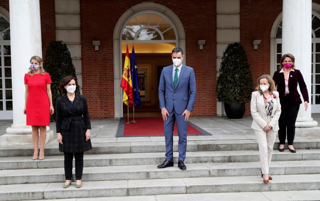 El presidente del Gobierno, Pedro Sánchez (c), posa junto la vicepresidenta tercera, Yolanda Díaz (i), la vicepresidenta primera del Gobierno, Carmen Calvo (2-i), la vicepresidenta segunda, Nadia Calviño (2-d), y la vicepresidenta cuarta del Gobierno y ministra para la Transición Ecológica y el Reto Demográfico, Teresa Ribera (d), durante una comparecencia sobre los cambios en su Ejecutivo, este martes en el Palacio de la Moncloa. El presidente del Gobierno, Pedro Sánchez (c), posa junto la vicepresidenta tercera, Yolanda Díaz (i), la vicepresidenta primera del Gobierno, Carmen Calvo (2-i), la vicepresidenta segunda, Nadia Calviño (2-d), y la vicepresidenta cuarta del Gobierno y ministra para la Transición Ecológica y el Reto Demográfico, Teresa Ribera (d), durante una comparecencia sobre los cambios en su Ejecutivo, este martes en el Palacio de la Moncloa.
