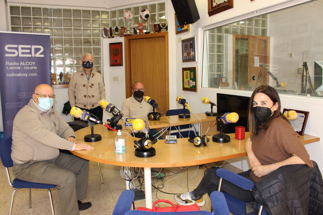 Paco Campos, Pau Acosta y Mónica Jover, junto a Paco Aznar en el estudio de Radio Alcoy Paco Campos, Pau Acosta y Mónica Jover, junto a Paco Aznar en el estudio de Radio Alcoy
